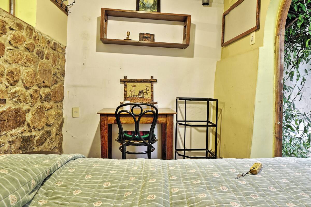 Chambre Simple, 1 grand lit 1 place | Coffres-forts dans les chambres, Wi-Fi gratuit, draps fournis