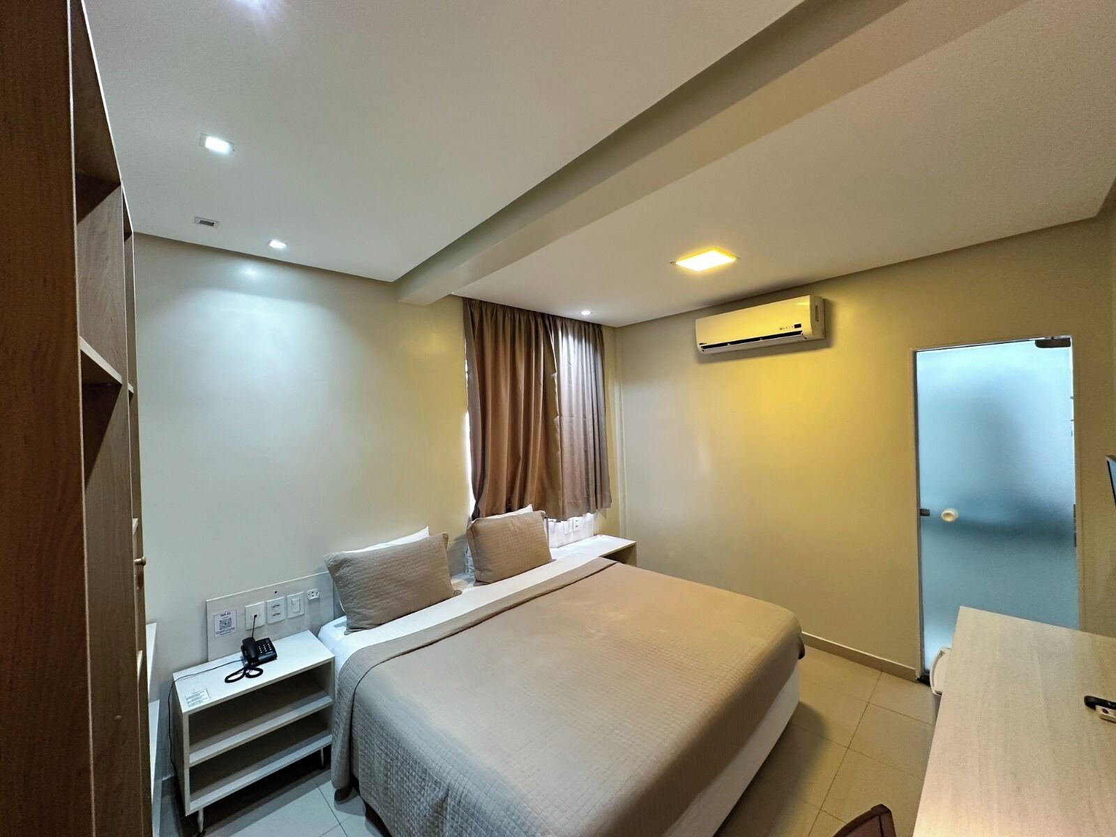 Escritorio y espacio para trabajar con un portátil