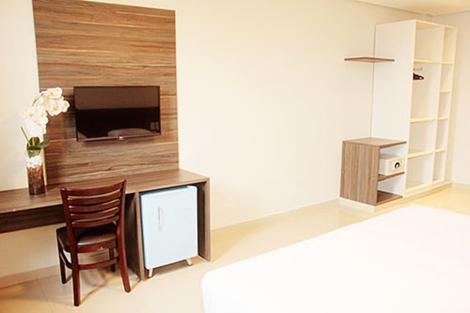 desk, laptop workspace, iron/ironing board, free wifi