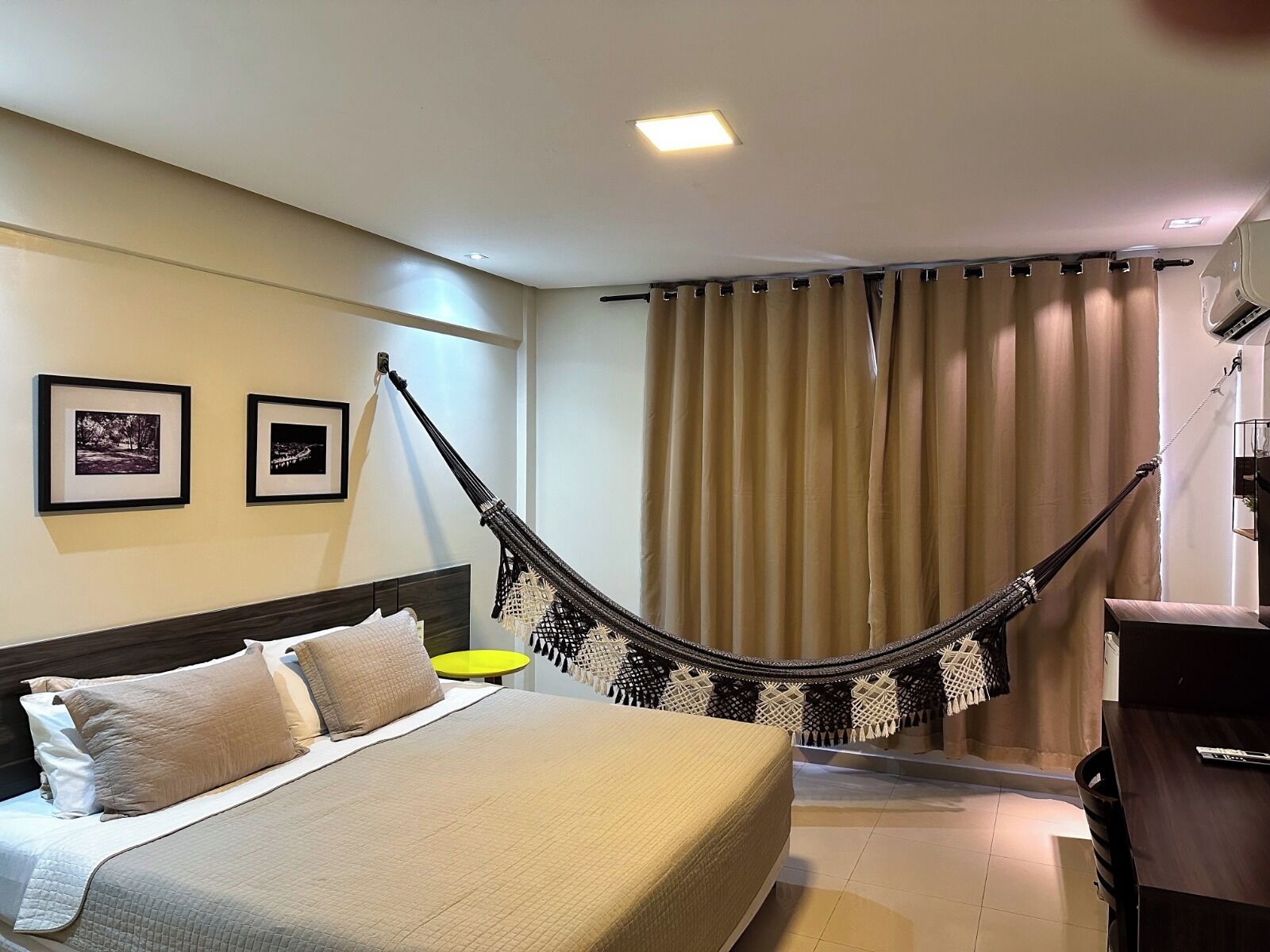 Habitación clásica doble | Escritorio y espacio para trabajar con un portátil