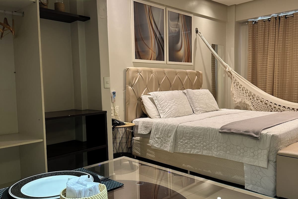 executive suite, 1 king bed, non smoking | desk, laptop workspace, iron/ironing board, free wifi