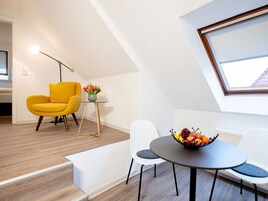 Quarto casal júnior, em edifício anexo | Área de estar | TV de tela plana
