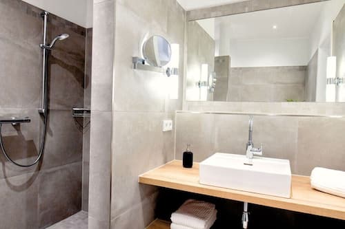 Appartement, dans les dépendances | Salle de bain | SÚche-cheveux, serviettes fournies