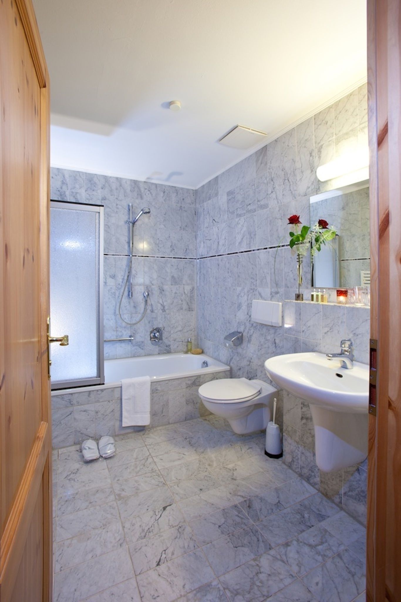 hypo-allergenic bedding, desk, free wifi, bed sheets