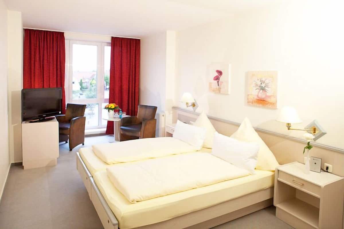 Hypo-allergenic bedding, desk, free WiFi, bed sheets