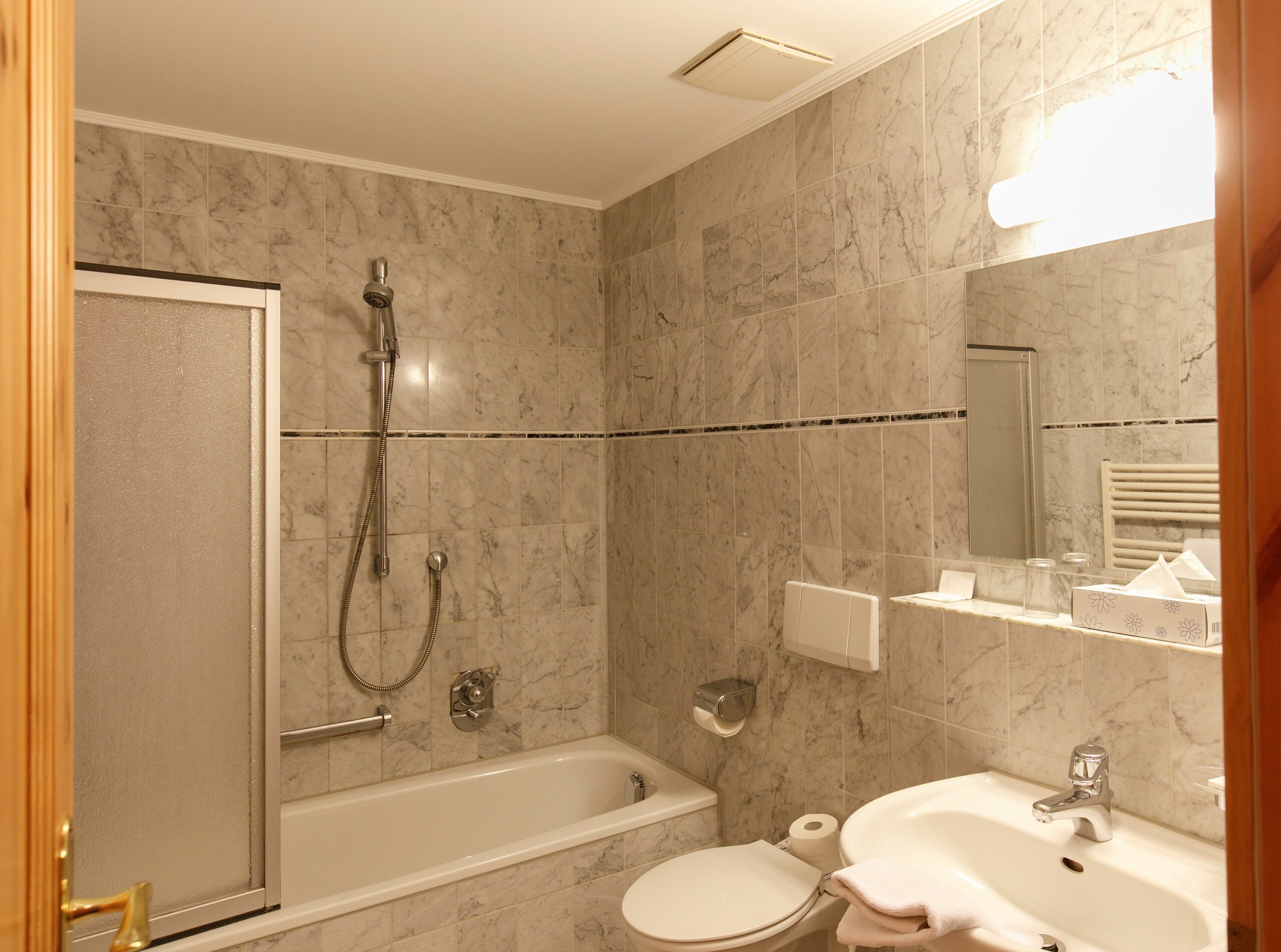 Ein Badezimmer mit Badewanne, Toilette und Waschbecken.