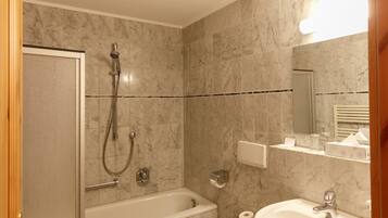 Ein Badezimmer mit Badewanne, Toilette und Waschbecken.