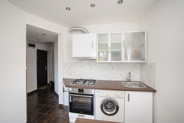 Apartment, 1 Queen Bed with Sofa bed, Non Smoking | Private kitchenette | Fridge, stovetop, cookware/dishes/utensils