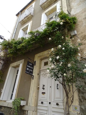 Front of property - Le Logis Blanc. Chambres d'hotes (Coursan)
