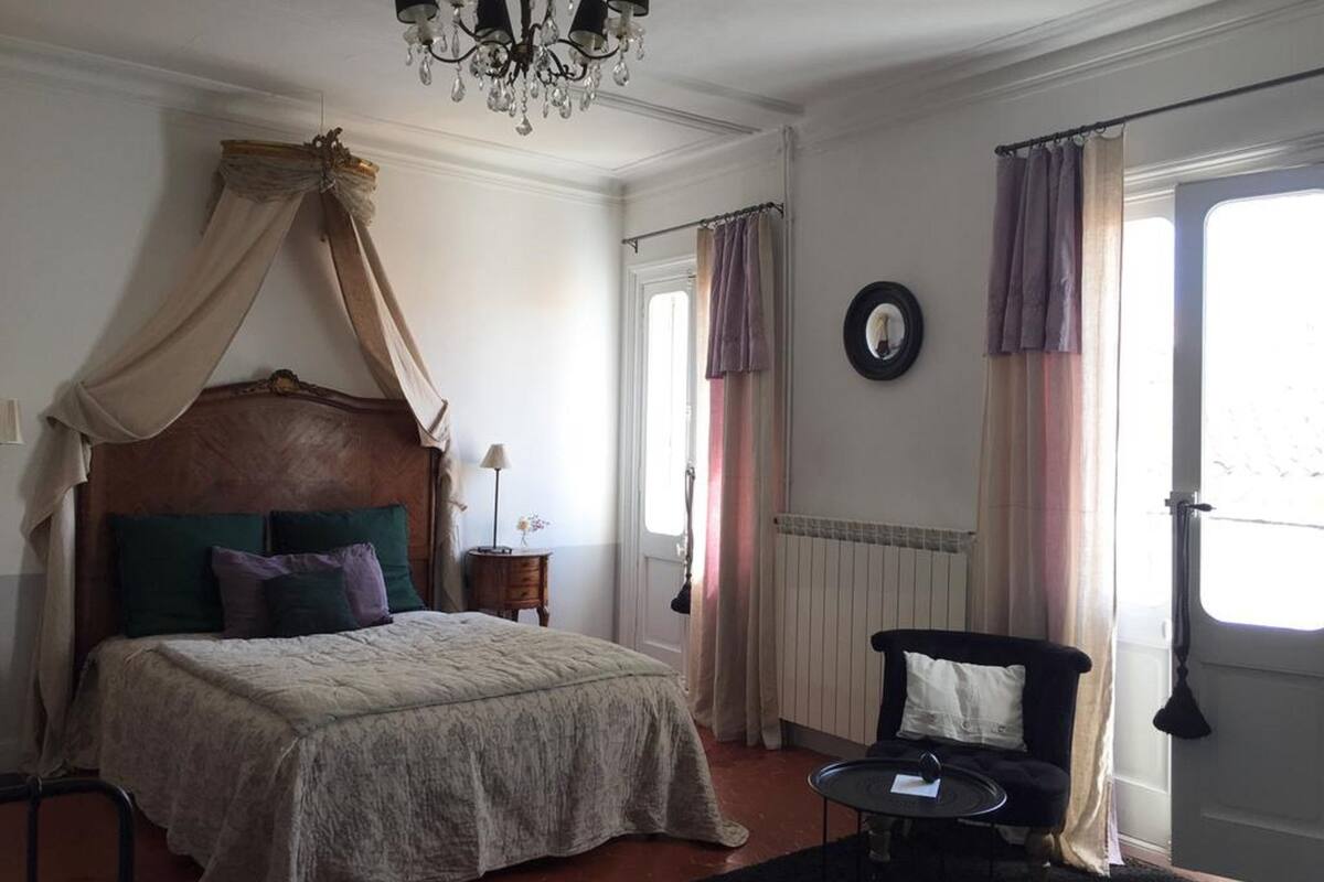 Quarto casal romântico (La Bourgeoise) | 2 quartos, escrivaninha, cortinas blackout, berços grátis