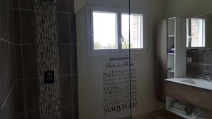 Chambre Double, 1 grand lit, non-fumeurs | Salle de bain | Douche, douche à « effet pluie », serviettes fournies