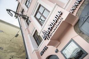 Un edificio con un cartel que dice "Blackhome Inn".