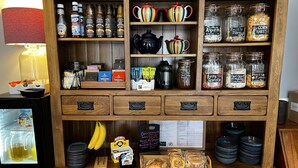 Una cuina amb articles diversos d'alimentació, pots i utensilis de cuina.