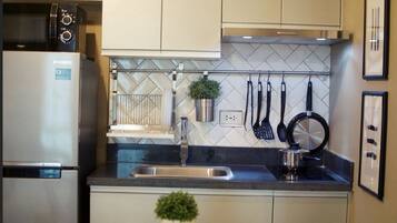 Studio Confort | Coin cuisine privé | Grand réfrigérateur, micro-ondes, plaque de cuisson