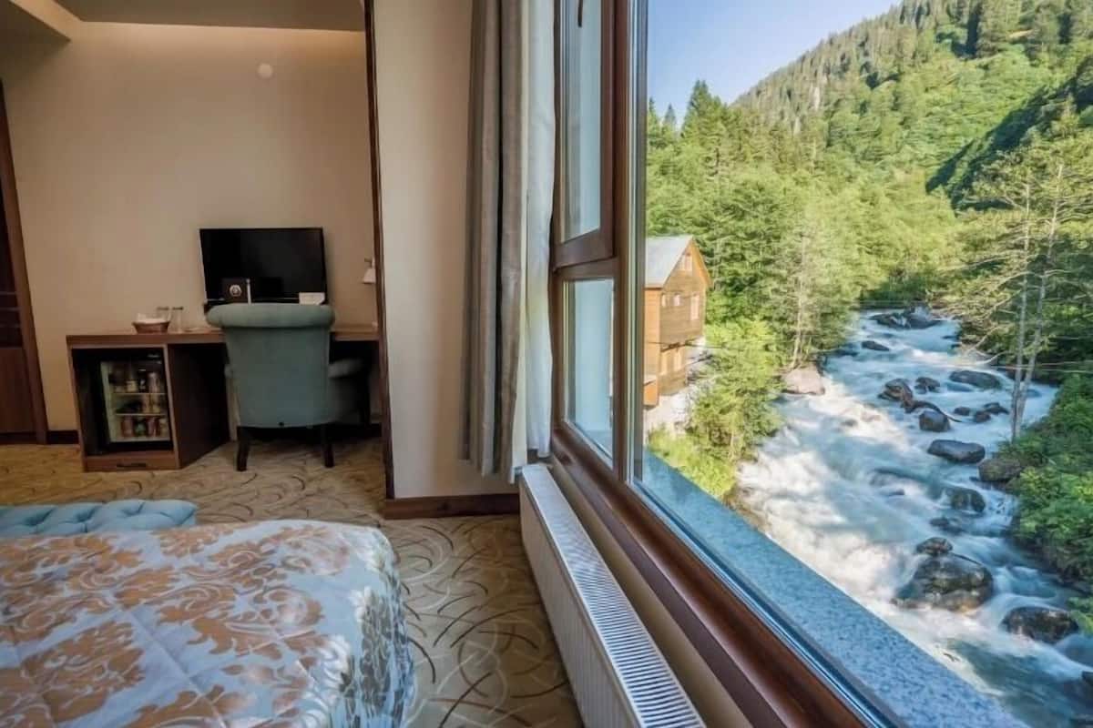 deluxe room | 1 bedroom, minibar, in-room safe, soundproofing