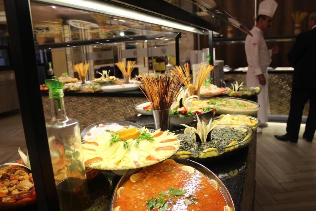 2 restaurants, breakfast, lunch, dinner served; international cuisine