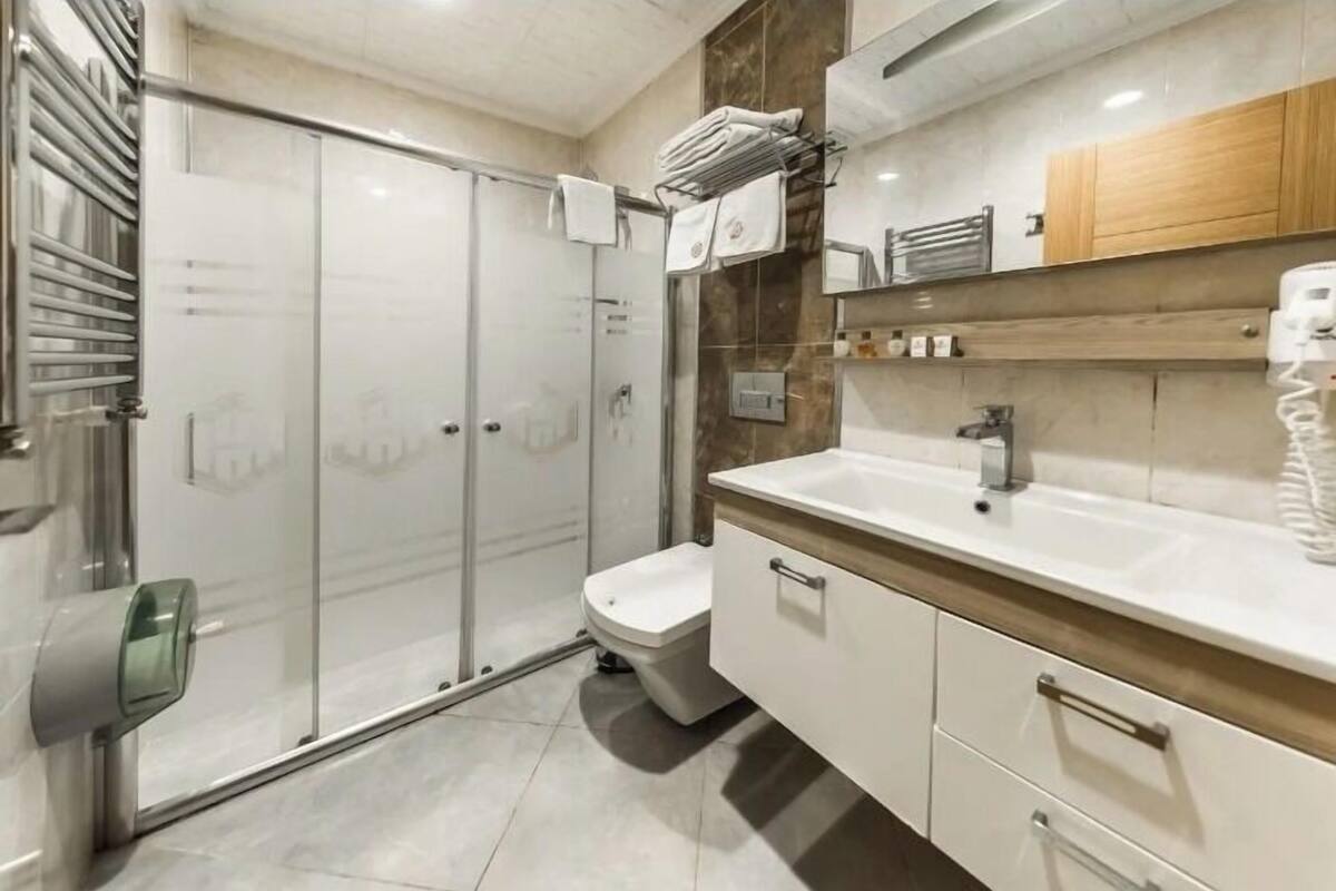 deluxe room | bathroom | shower, free toiletries, hair dryer, slippers