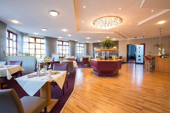 Breakfast and dinner served, international cuisine - Hotel Kristall (Weißwasser/O.L.)