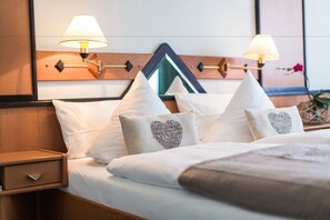 Comfort Double Room | Hypo-allergenic bedding, desk, soundproofing, free WiFi - Hotel Kristall (Weißwasser/O.L.)