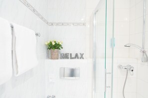 Ducha, artículos de higiene personal gratuitos y secador de pelo