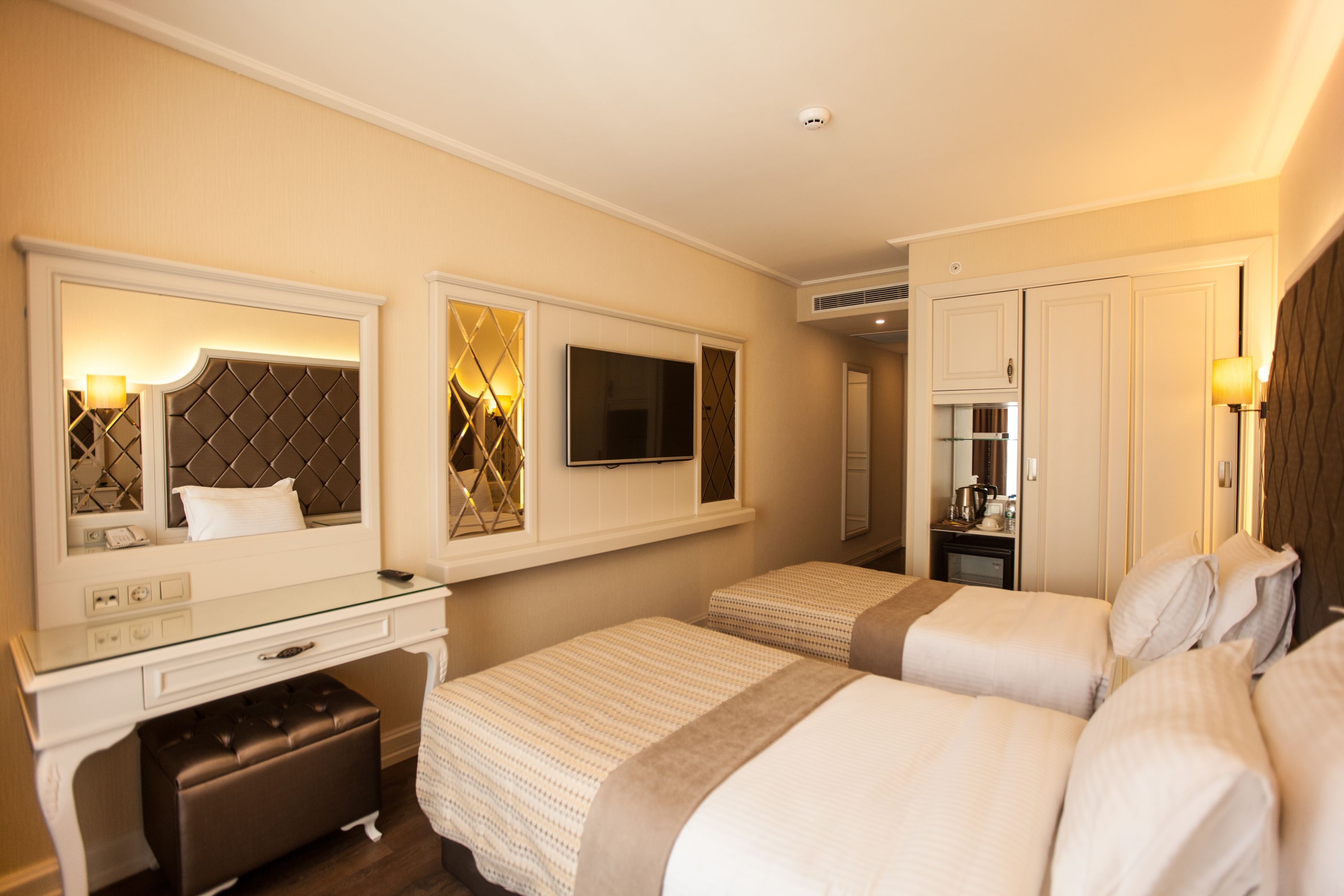 standard twin room | minibar, in-room safe, desk, soundproofing