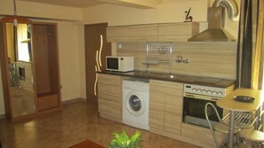 Apartemen Ekonomi | Dilengkapi dengan perabotan berbeda-beda, Wi-Fi gratis, dan seprai linen