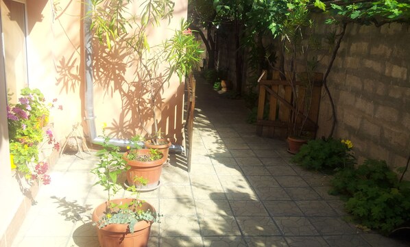 Apartemen Ekonomi, Bebas Asap Rokok, patio | Teras/patio