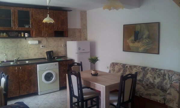 Departamento económico, para no fumadores, patio | Cocina privada | Refrigerador, horno, parrilla de estufa y tetera eléctrica 