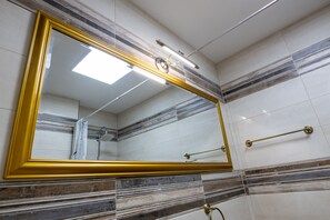 Eenvoudige kamer, 1 twee- of 2 eenpersoonsbedden (Annex) | Badkamervoorzieningen | Een douche, gratis toiletartikelen, een haardroger, handdoeken