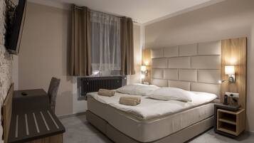 Habitació doble o amb dos llits individuals bàsica (Annex) | Roba de llit hipoal·lergògena, escriptori, bressols i wifi gratuïta