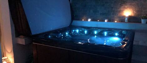 Sauna, hot tub, hydrotherapy