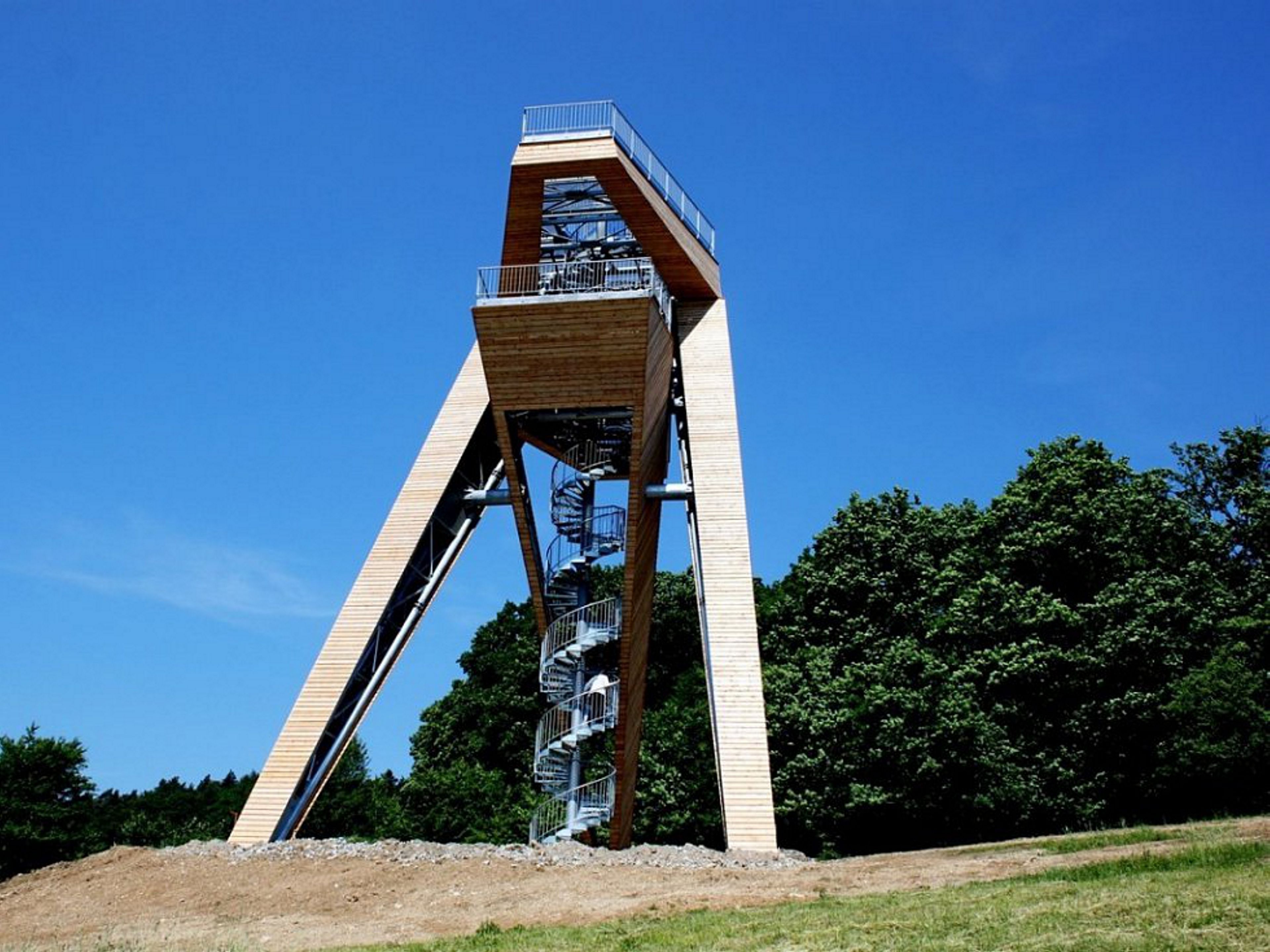 Une structure moderne et imposante, dotée d’un escalier en colimaçon et d’une plateforme d’observation au sommet.