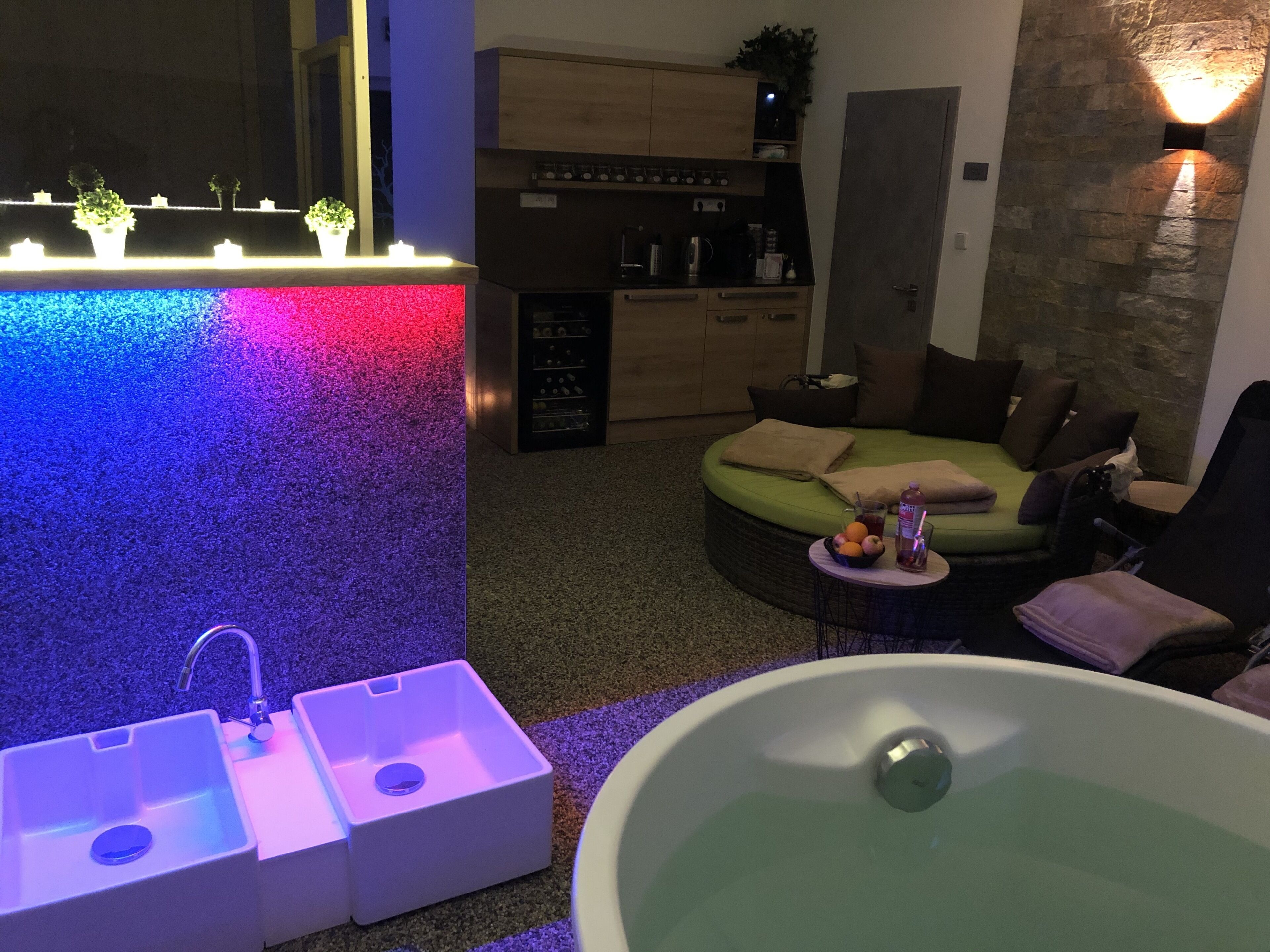 Sauna, hot tub, hydrotherapy