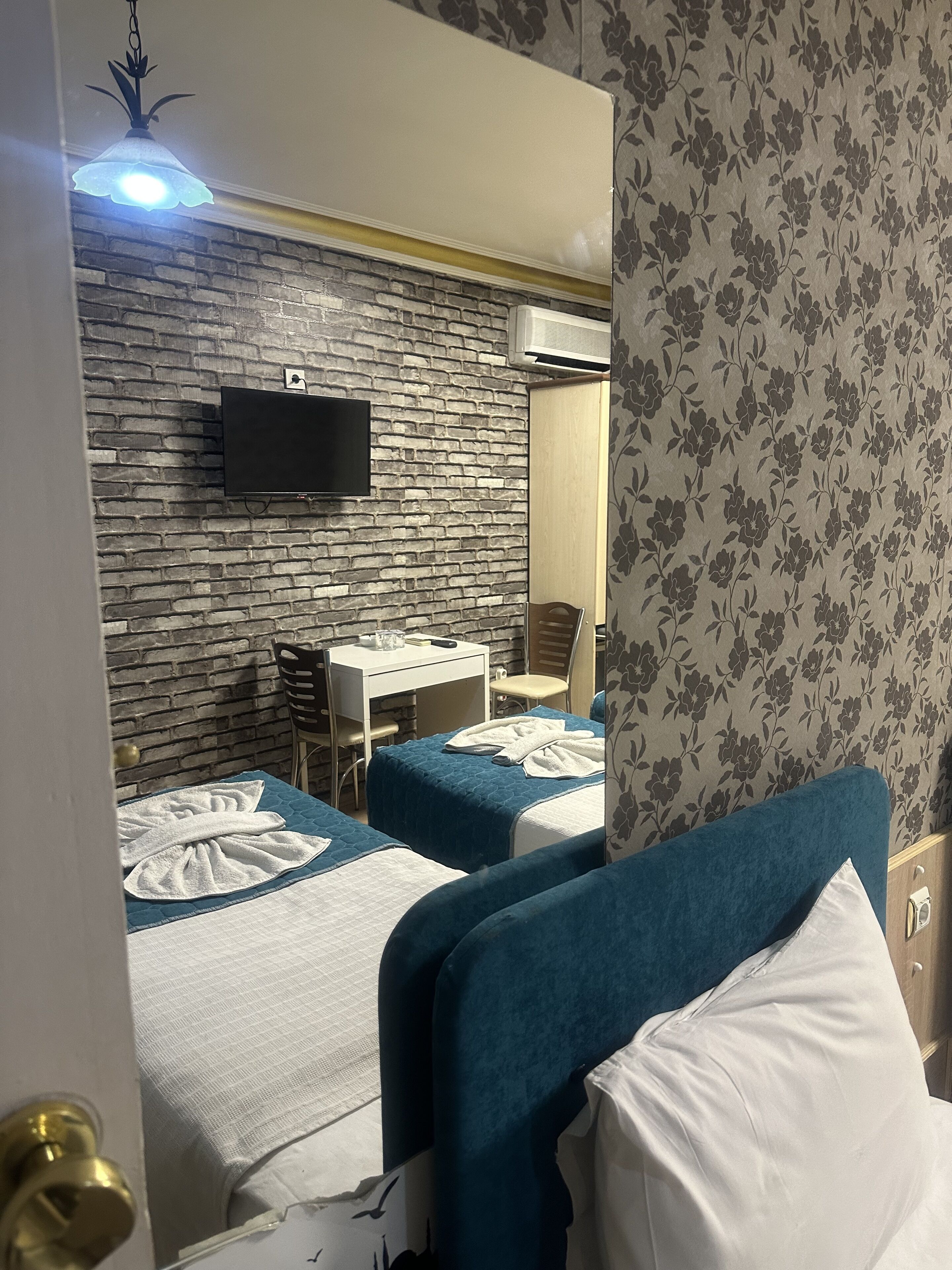 Standard-Dreibettzimmer | Minibar, Schreibtisch, laptopgeeigneter Arbeitsplatz