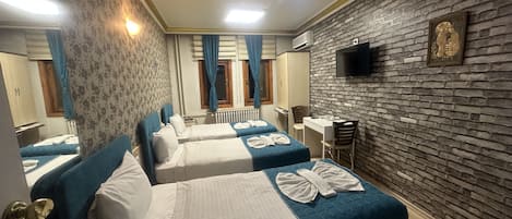 Kolmen hengen standard-huone | Minibaari, työpöytä, kannettavalle tietokoneelle sopiva työtila