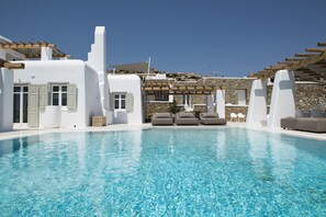 Outdoor pool, sun loungers - Villa Opal (Mykonos)