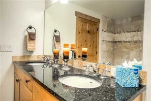 Kylpyhuoneen pesuallas