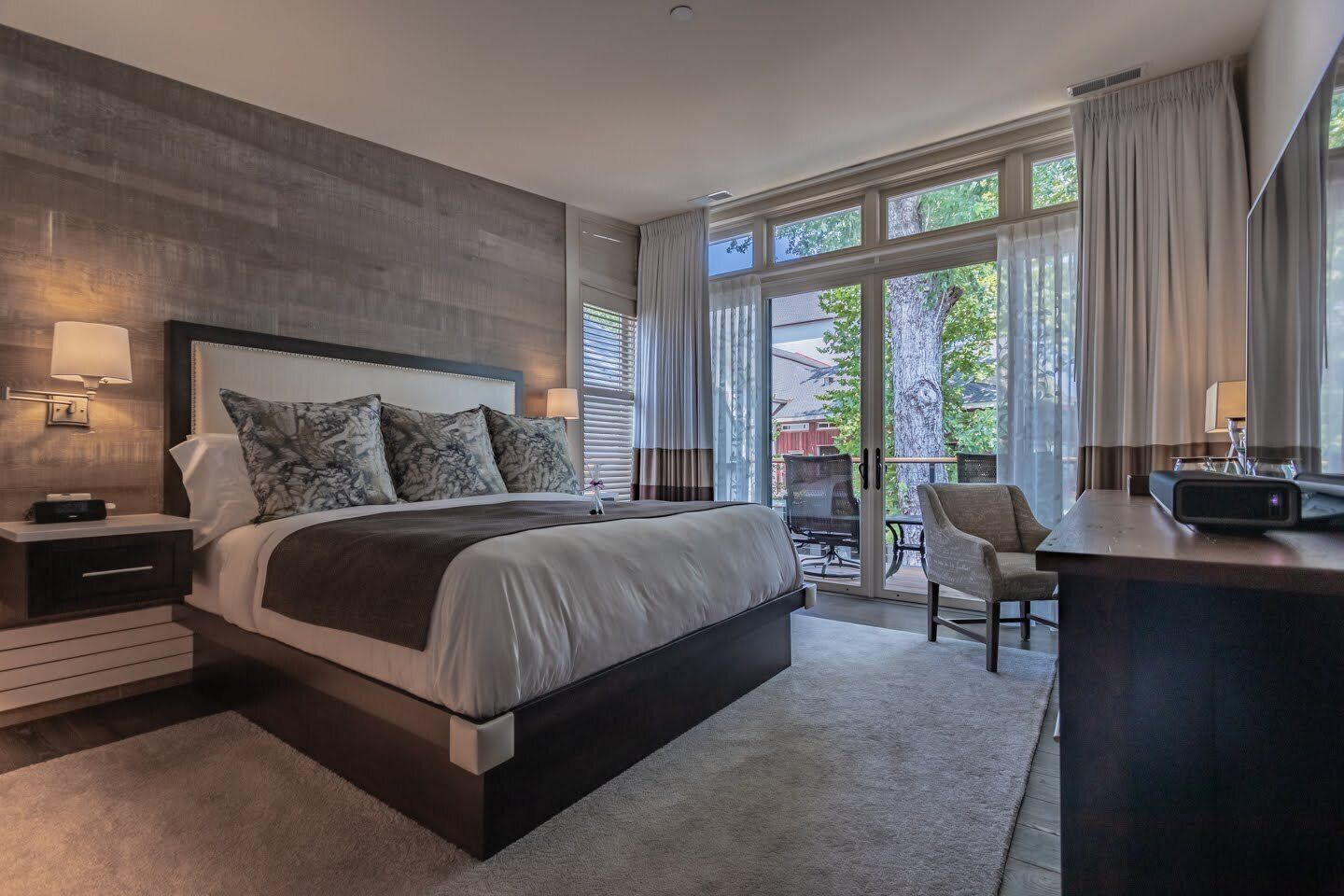 Ropa de cama de alta calidad, colchones Tempur-Pedic y minibar 