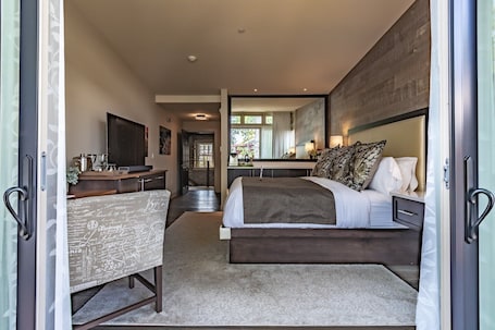 Suite 15 ADA | 1 bedroom, premium bedding, Tempur-Pedic beds, minibar