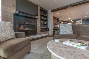 Leilighet – signature, kjøkken, elveutsikt | Oppholdsrom | En 55-tommers smart-TV med kabel-kanaler samt TV og Netflix