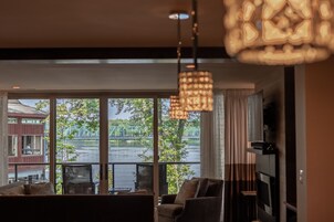 Suite 13 Apartment Balcony Riverview | Water view