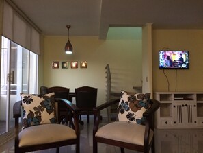 Leilighet, 2 soverom, privat bad | Oppholdsområde | En 32-tommers LED-TV med kabel-kanaler samt TV