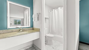 Bañera con ducha, bañera profunda, artículos de tocador gratuitos