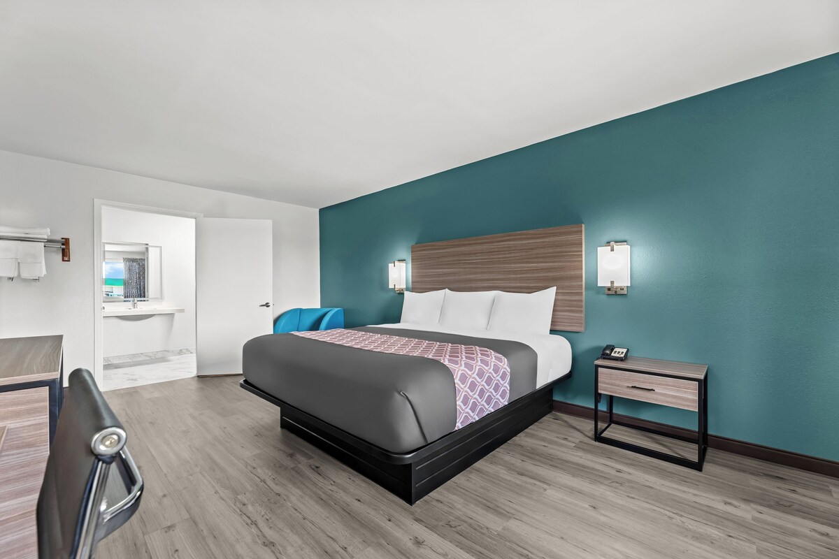 Habitación, 1 cama King size, con acceso para personas discapacitadas, para no fumadores | Cortinas blackout, tabla de planchar con plancha y wifi gratis 