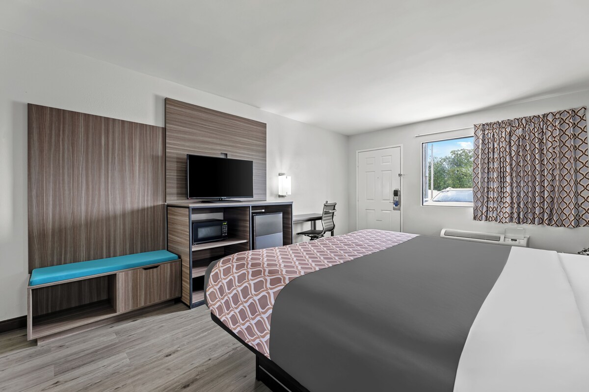 Habitación estándar, 1 cama King size, para fumadores | Cortinas blackout, tabla de planchar con plancha y wifi gratis 