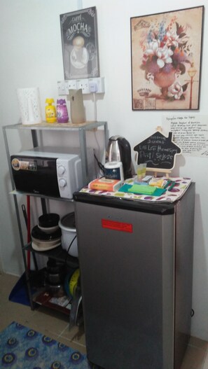 Family Apartment, 3 Bedrooms | Dapur peribadi | Peti sejuk/penyejuk beku saiz penuh, ketuhar gelombang mikro, dapur 