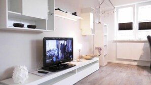คลาสสิกอพาร์ทเมนท์ | ห้องนั่งเล่น | ทีวีจอแบน