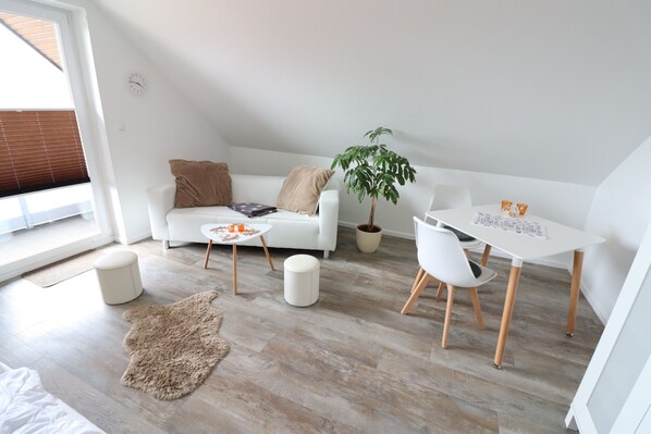 Departamento Confort | Área de sala de estar | Televisión de pantalla plana 