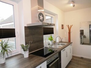 Departamento estándar | Cocina privada | Refrigerador con congelador, horno, parrilla de estufa y lavavajillas 