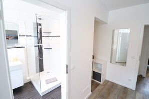 Appartement majestueux | Salle de bain | Douche, séchoir à cheveux, serviettes fournies
